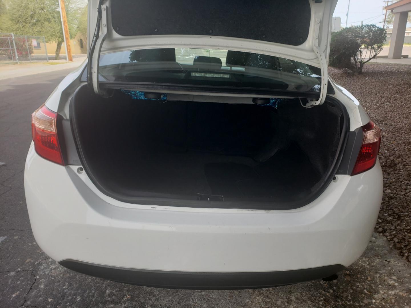 2019 WHITE /gray and black Toyota Corolla le (5YFBURHEXKP) with an 1.8L L4 DOHC 16V engine, 5-Speed Automatic transmission, located at 323 E Dunlap Ave., Phoenix, AZ, 85020, (602) 331-9000, 33.567677, -112.069000 - 2019 Toyota Corolla LE,...... Ice cold A/C, No accidents, Power everything, Stereo/cd player, Phone sync, Bluetooth, Backup camera, Clean Gray and Black interior with black cloth seats in near perfect condition, power windows, power door locks, clean Arizona title, Runs and Drives Excellent. Very cl - Photo#16